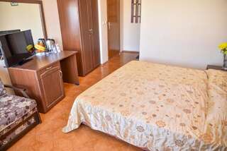 Отель Lucky Hotel Велико-Тырново Double or Twin Room with Tzarevets Fortress View  with Free Parking-2