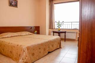 Отель Lucky Hotel Велико-Тырново Double or Twin Room with Tzarevets Fortress View  with Free Parking-4