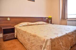 Отель Lucky Hotel Велико-Тырново Double or Twin Room with Tzarevets Fortress View  with Free Parking-5