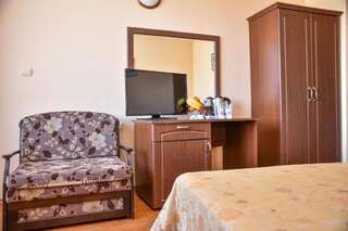 Отель Lucky Hotel Велико-Тырново Double or Twin Room with Tzarevets Fortress View  with Free Parking-8