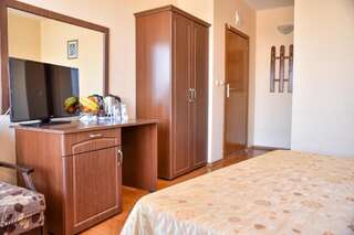 Отель Lucky Hotel Велико-Тырново Double or Twin Room with Tzarevets Fortress View  with Free Parking-9