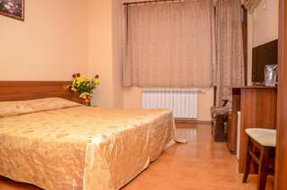 Отель Lucky Hotel Велико-Тырново Double or Twin Room with Tzarevets Fortress View  with Free Parking-10